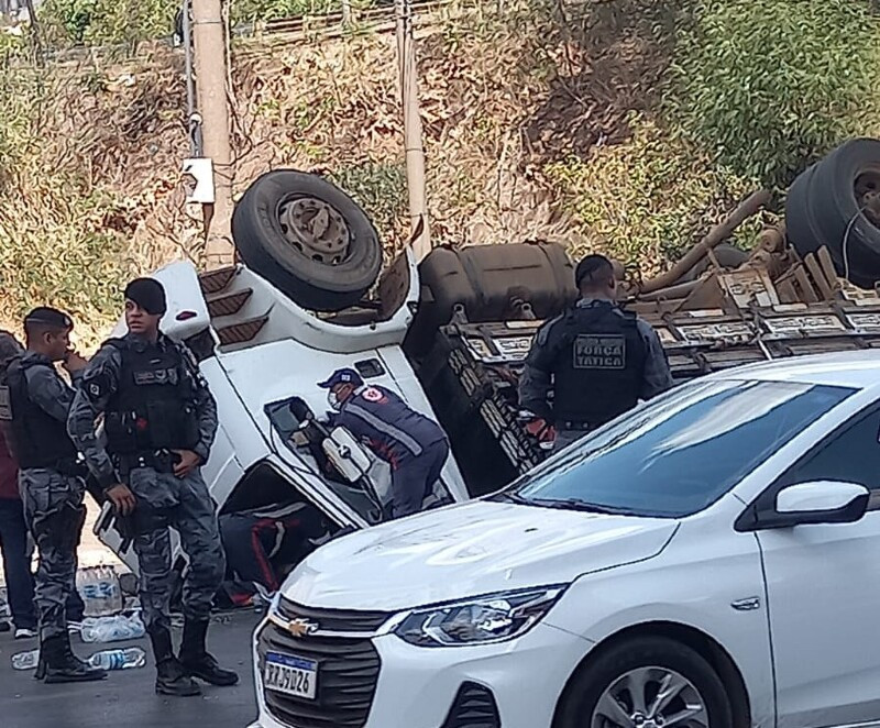 Vídeo Caminhão de água tomba em curva e motorista morre em Cuiabá