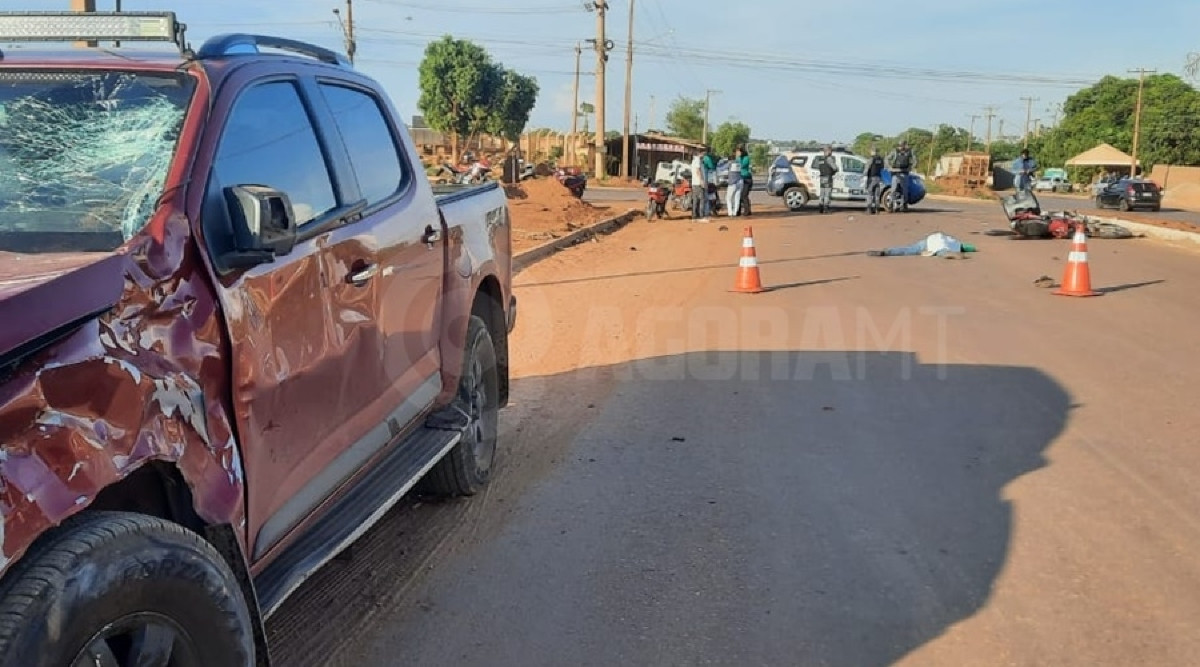 Motociclista morre após invadir preferencial e bater de frente