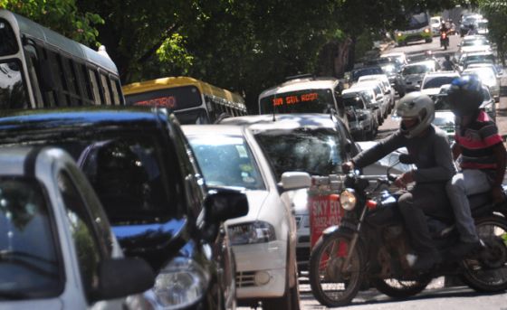 caos no trasito de cuiabá