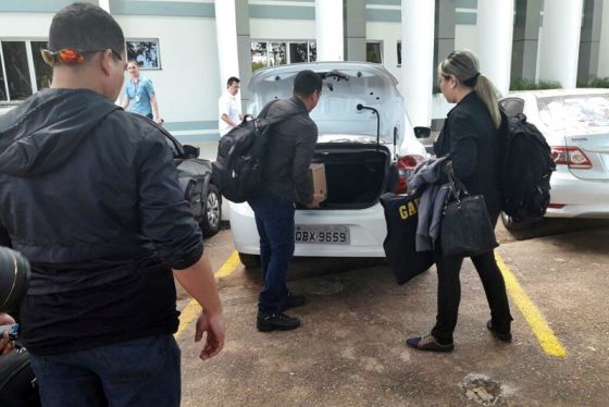 Agentes do Gaeco chegam com documentos, mas não respondem se são relacionados à Operação Convescote