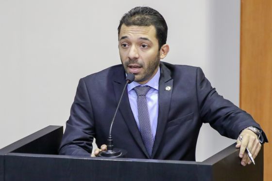 O ex-deputado Jajah Neves reassumiu a presidência e ameaça processo ético contra Flávio Frical