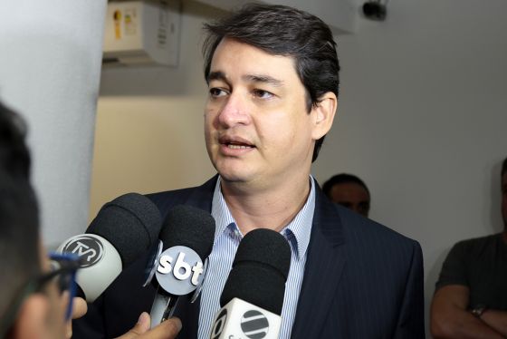 O ex-secretário de Saúde Huark Douglas citou pressões do prefeito por assinatura de contratos