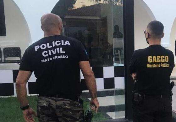 A operação envolve policiais e membros do Ministério Público Estadual