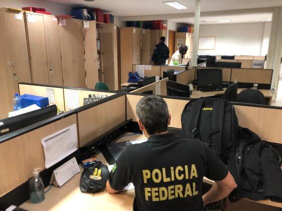 Policiais federais estiveram na Empresa Cuiabana de Saúde, coletando provas dos crimes