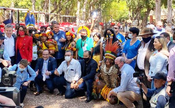 Bolsonaro posa com autoridades e apoiadores, na entrada do Hotel Fazenda Mato Grosso, no Coxipó