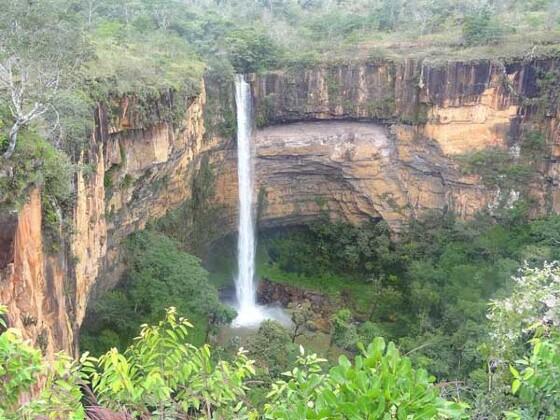 A Cachoeira Véu de Noiva é uma queda-d"água com 70 metros de altura no Parque Nacional de Chapada dos Guimarães