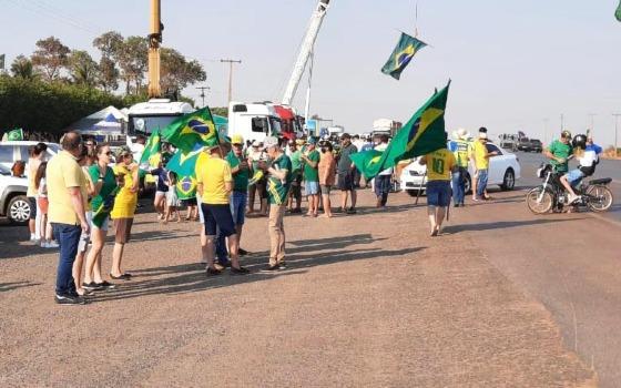 Na BR-163, apoiadores de Bolsonaro fazem manifestação: Rota do Oeste e PRF controlam o fluxo de veículos