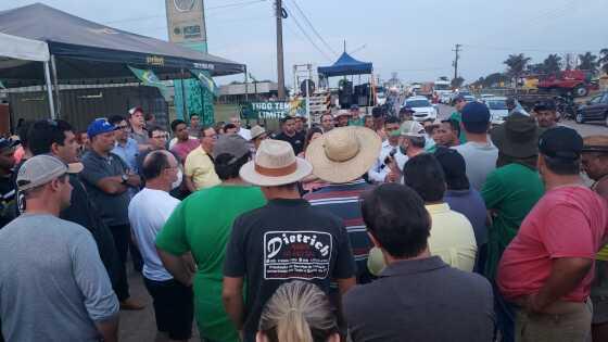 Em Lucas do Rio Verde, no Norte, segundo a PRF, o movimento continua, com apoiadores do Bolsonaro bloqueando a BR-163