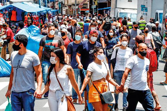 O uso da proteção é obrigatório em espaços públicos e privados, inclusive, para quem já está imunizado