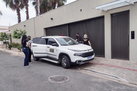 Agentes do Naco cumprem mandados e apreendem documentos na casa do prefeito Emanuel Pinheiro