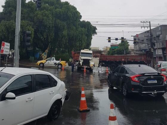 Depois do acidente, a carreta ficou atravessada na avenida