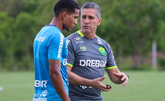 O treinador Jorginho conversa com o lateral-direito João Lucas, no apronto do Dourado para o jogo de hoje contra o Corinthians, em São Paulo