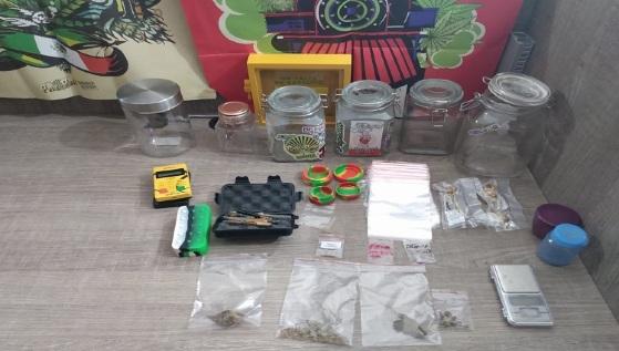 Drogas e outros apetrechos foram apreendidos pela polícia