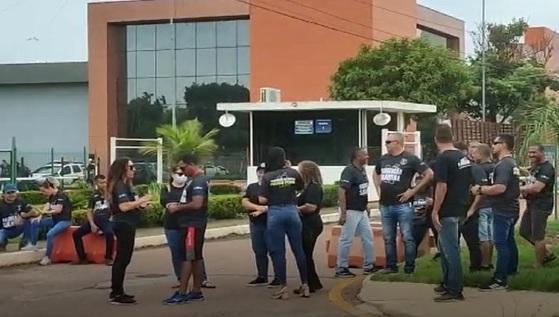 Cerca de 30 servidores fazem manifestação em frente ao Fórum de Cuiabá