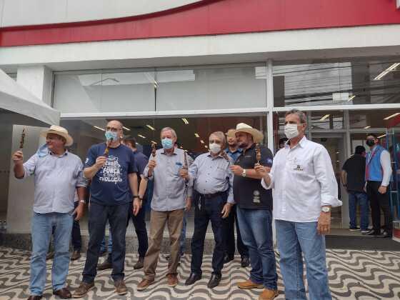 Representantes de entidades fizeram protesto na agência do Bradesco