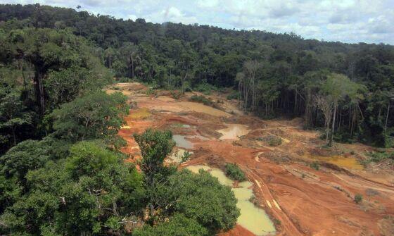 Pelo projeto, o garimpo será liberado em áreas de Reserva Legal