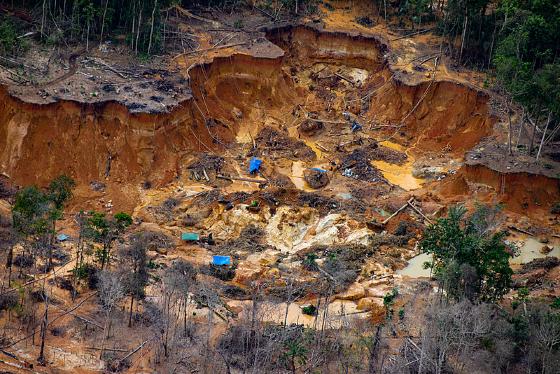 Os garimpos ilegais, em áreas de reserva, ocorrem em várias regiões da Amazônia e causam completa destruição