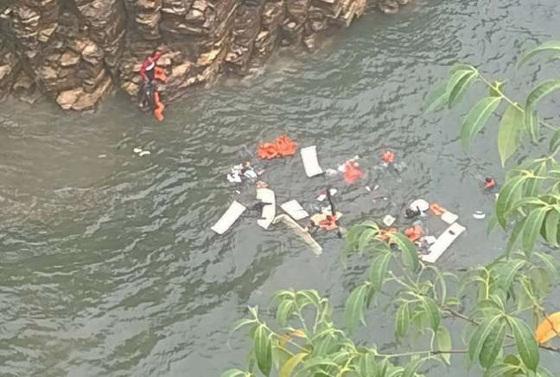 Bombeiros prestam socorro após acidente; equipes estão à procura de dezenas de pessoas desaparecidas