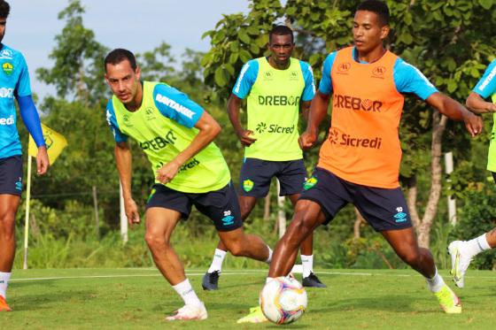 A meia Rodriguinho é contratação recente; o lateral João Lucas foi comprado pelo Cuiabá junto ao Flamengo