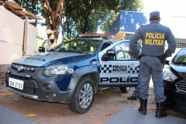 Homem agride mulher em banheiro e causa danos em três carros