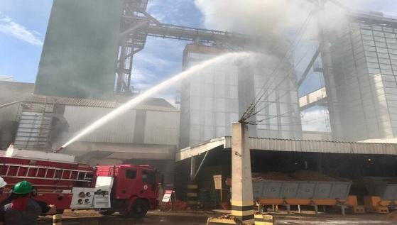 O incêndio foi registrado em um secador de grãos da empresa, em Lucas