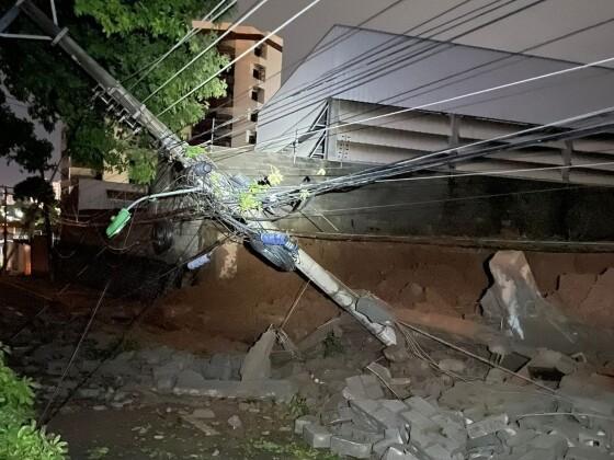 Forte chuva derrubou muro em cima de postes e deixou parte da cidade sem energia