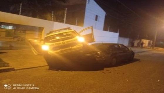 Carro da PM caiu em cima de outro veiculo que estava estacionado