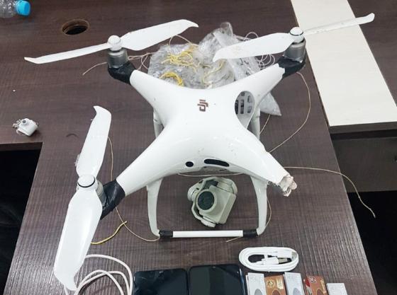 O drone tinha dois aparelhos celulares, um carregador e cinco papelotes de droga