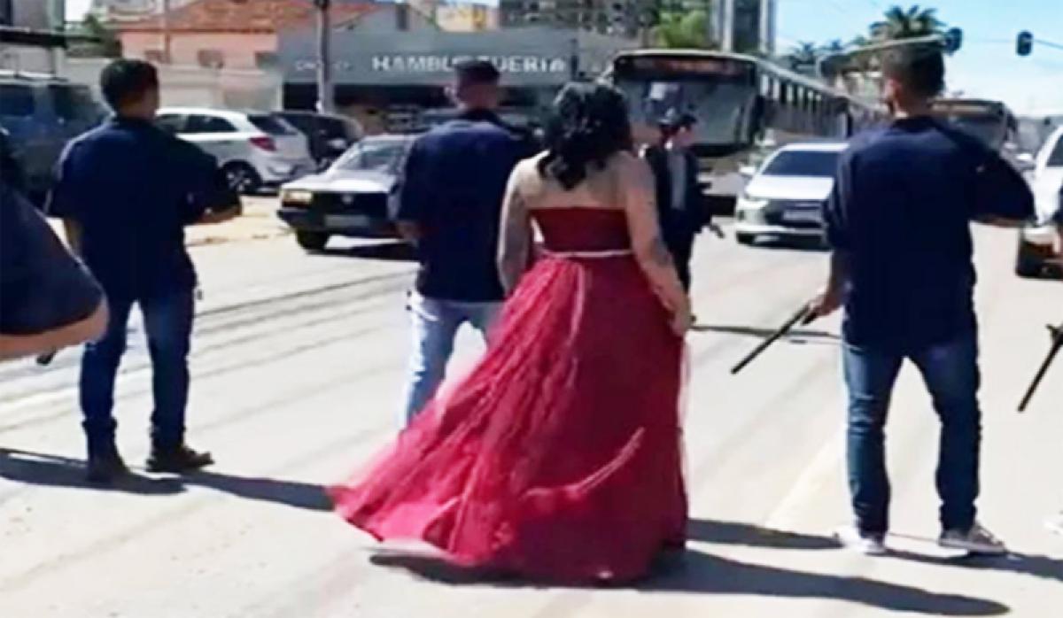 Dama de vermelho faz ensaio de casamento e para trânsito com homens armados