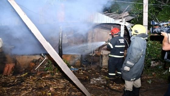 A vítima relatou à PM, que suspeita que o incêndio tenha sido criminoso. 