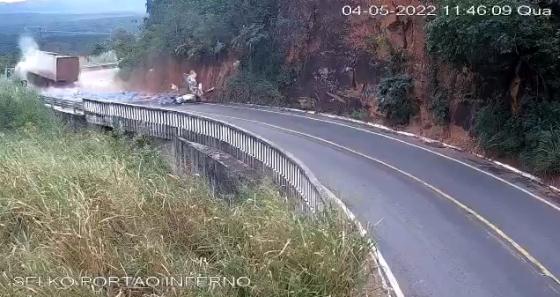 A  rodovia está interditado em ambos os sentidos.