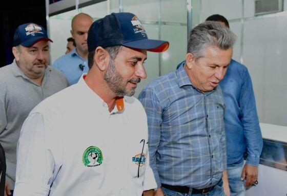 Presidente do Sindicato Rural, Michel Leinat, e o governador Mauro Mendes na feira