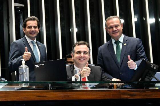 Na foto: senadores Fabio Garcia e Wellington Fagundes junto ao presidente do Senado, Rodrigo Pacheco