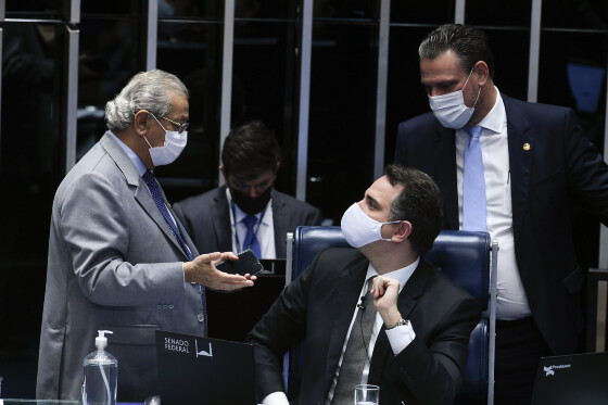 Jayme Campos conversa com Rodrigo Pacheco em sessão no Senado