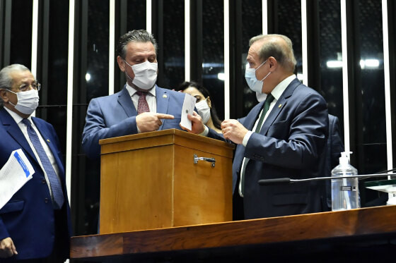 Os senadores Jayme Campos, Carlos Fávaro e Wellington Fagundes conversam durante sessão