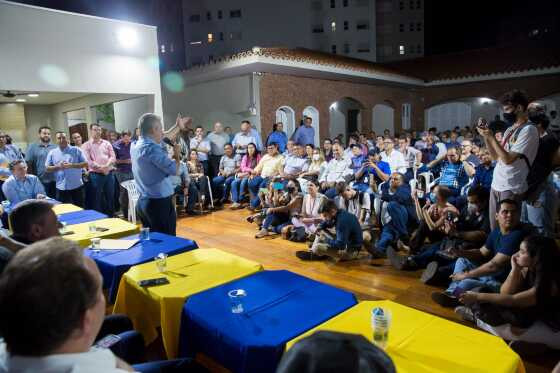 Mauro Mendes na sede do União Brasil