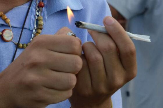 Usuários de drogas, como a maconha, poderiam ser multados se flagrados em locais públicos