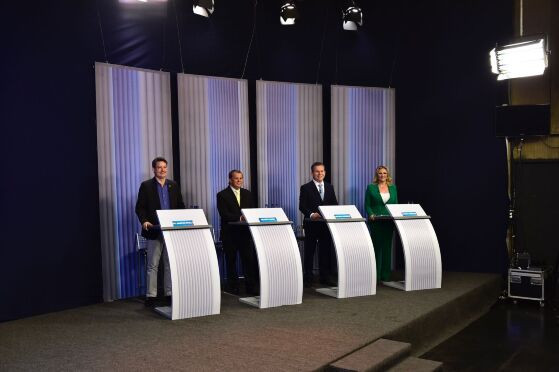 Candidatos no debate da TVCA