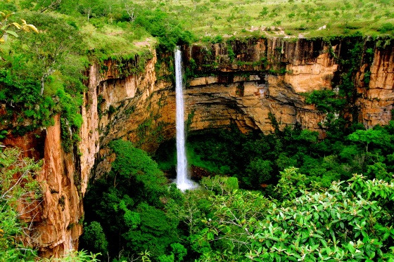 A cachoeira Véu de Noiva é um dos principais atrativos turísticos do parque