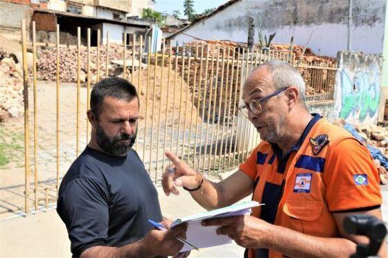 Obras na escadaria do beco alto