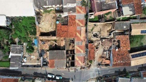 Obras na escadaria do beco alto