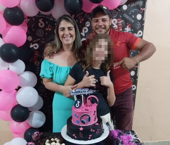 Com a namorada, Danilo posou para fotos no aniversário da enteada