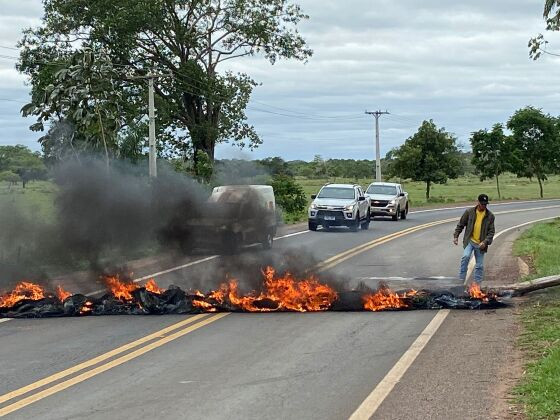 Bloqueio na Estrada da Guia, em Rosário Oeste