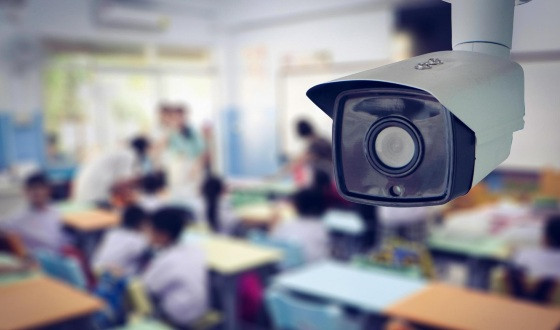 Câmeras em escolas, monitoramento, vigilância