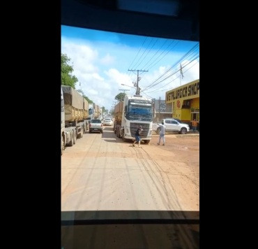 Caminhão leva pedrada em Sinop