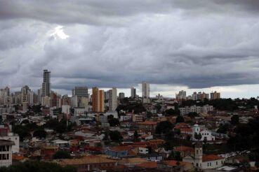 Temporal e variações climáticas marcam fim de semana em Cuiabá