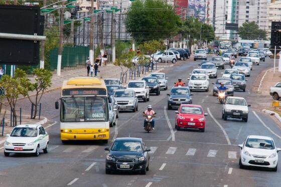 cuiaba carros em movimento