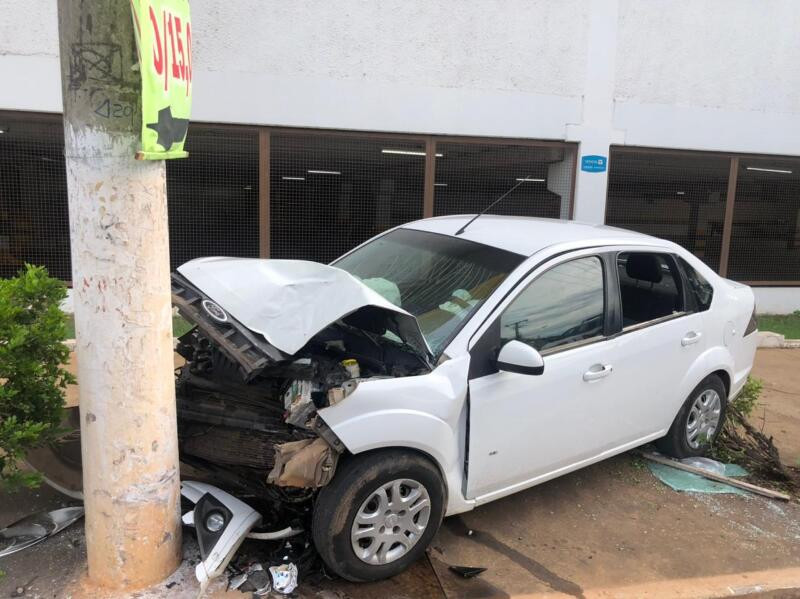 Mulher bate moto em carro e morre em avenida de Cuiabá