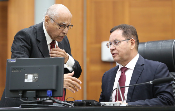 Júlio Campos e Eduardo Botelho conversam na Mesa Diretora da ALMT