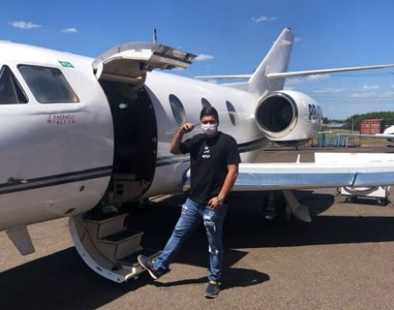 Mateus Felipe de Matos posa para foto com avião comprado por ele por mais de R$ 1 milhão